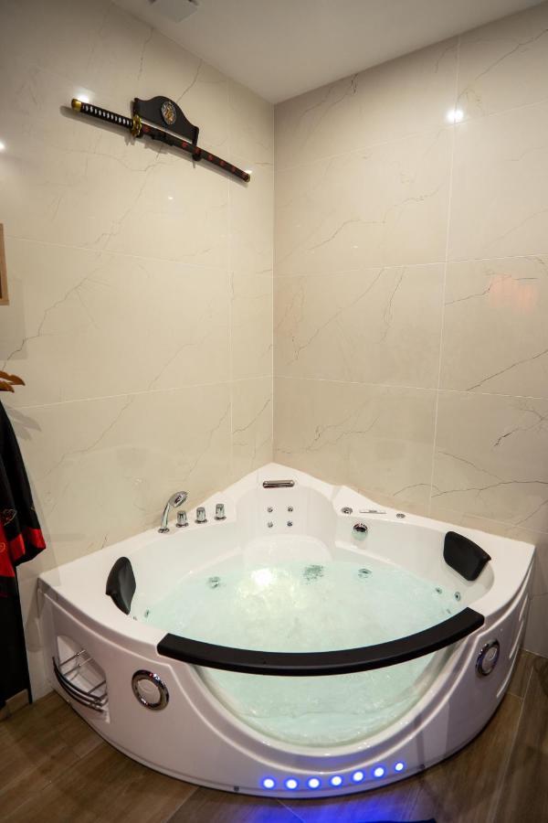 شقة Capsule Japon - Jacuzzi - Netflix & Ecran Cinema - Xbox Trith-Saint-Leger المظهر الخارجي الصورة